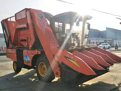 四驅(qū)玉米收割機(jī)